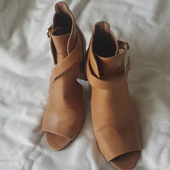 Vince Camuto open toe heels 👠 - Picture 1 of 12